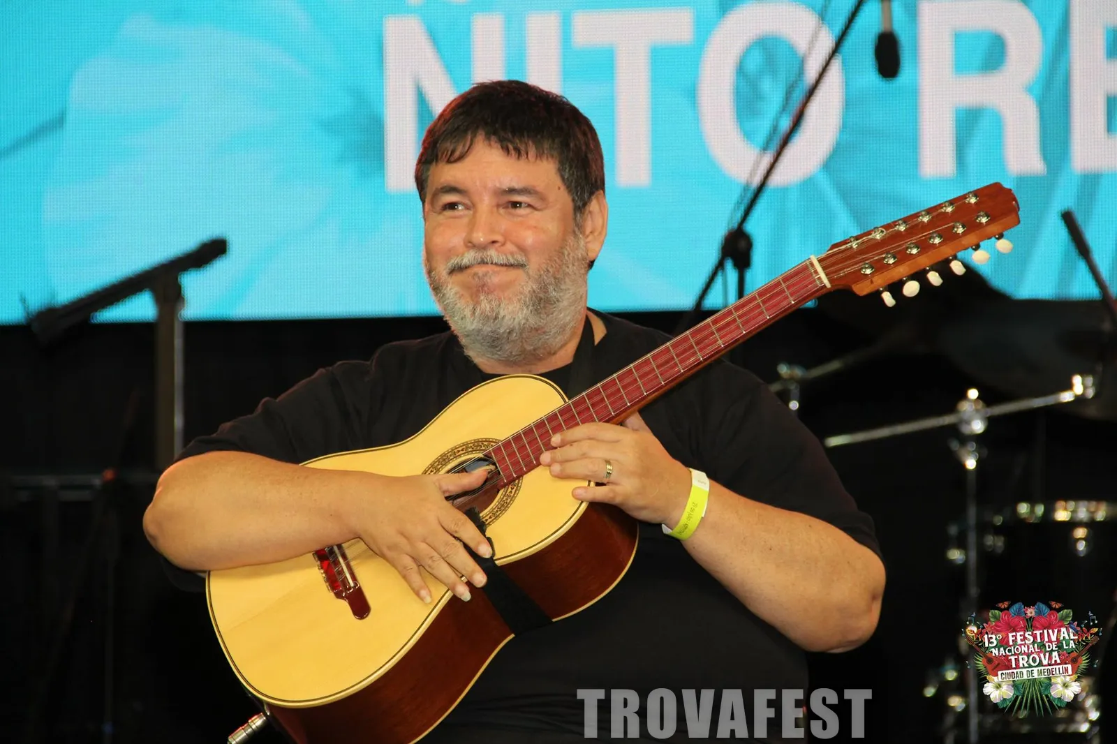Trovador sonríe mientras toca la guitarra