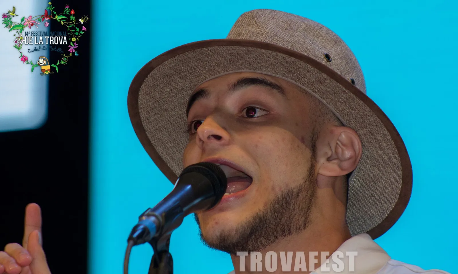 Primer plano de un trovador cantando