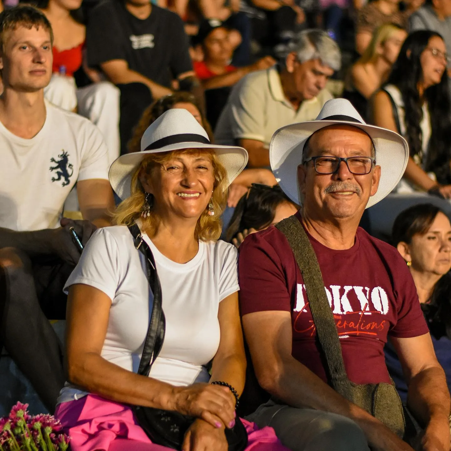 Público con sombreros aguadeños en las graderías