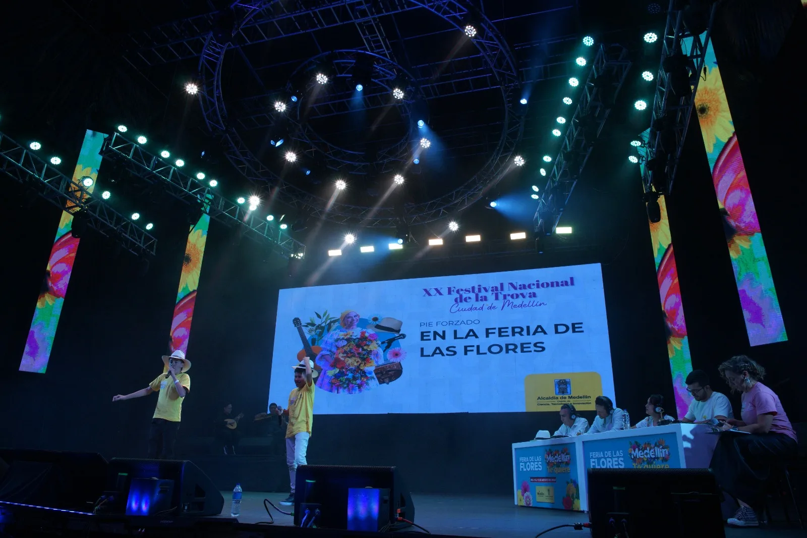 Escenario nocturno con luces y pantallas